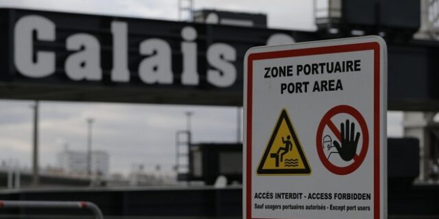 Γάλλοι αλιείς απειλούν να αποκλείσουν το λιμάνι του Καλαί και τη Σήραγγα της Μάγχης