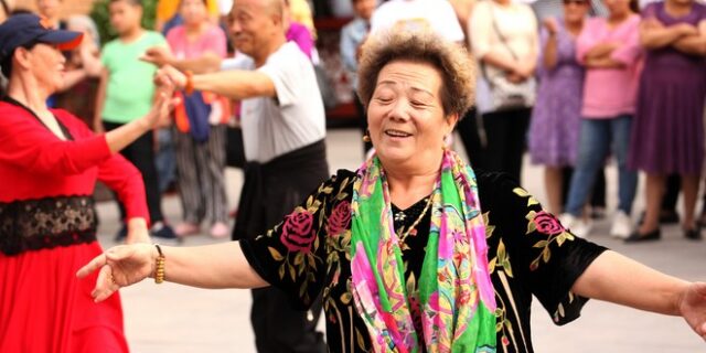 Οι Κινέζοι βρήκαν τρόπο να κερδίσουν τον ύπνο που τους έκοψαν οι dancing grandmothers