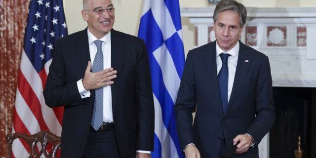 Μπλίνκεν σε Δένδια: Εκτιμούμε τη στάση της Ελλάδας στην Ουκρανία