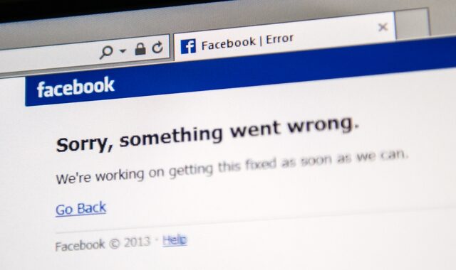 Facebook: Ερωτήματα για το timing του black out, αμέσως μετά τις αποκαλύψεις