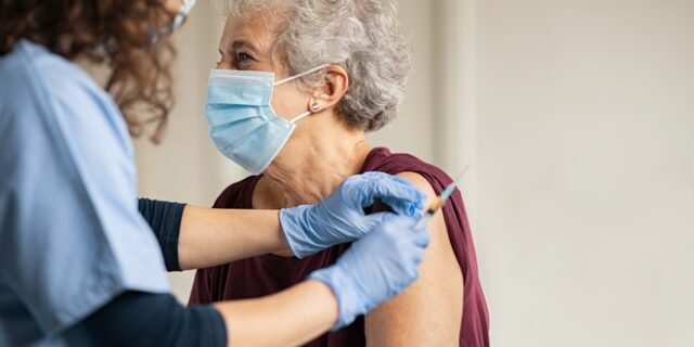 Εμβόλιο κορονοϊού και γρίπης: Ασφαλής η ταυτόχρονη χορήγηση