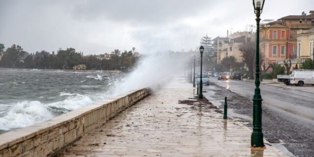 Κακοκαιρία Gaia: Απαγορευτικό απόπλου για Κεφαλονιά και Ζάκυνθο – Μήνυμα του 112 σε περιοχές της Δυτικής Ελλάδας