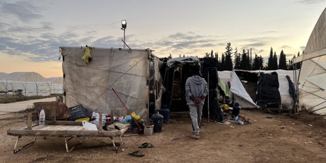 Μανωλάδα: Έγινε συνέλευση μεταναστών εργατών γης – Καλύπτουν με νάυλον τις παράγκες