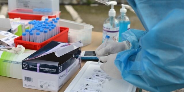Rapid Test: Τι θα ισχύει για τους ανεμβολίαστους στον ιδιωτικό τομέα
