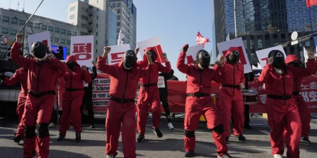 Χιλιάδες συνδικαλιστές στη Ν. Κορέα διαδήλωσαν φορώντας στολές του Squid Game