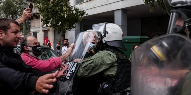 Ένταση και χημικά στο αντιφασιστικό συλλαλητήριο στην Ομόνοια