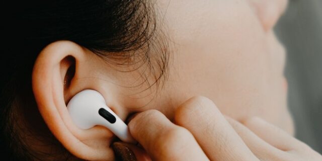 Γυναίκα στη Βοστώνη κατάπιε AirPod αντί για χάπι – Τι ακολούθησε