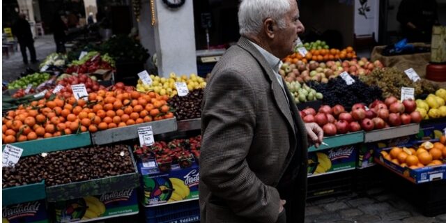 Η απειλή του “στασιμοπληθωρισμού” “ξαναζεσταίνει” τη συζήτηση για μείωση ΦΠΑ σε βασικά αγαθά