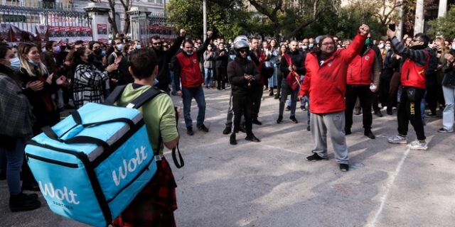 Επέτειος Πολυτεχνείου: Θερμή υποδοχή στους διανομείς