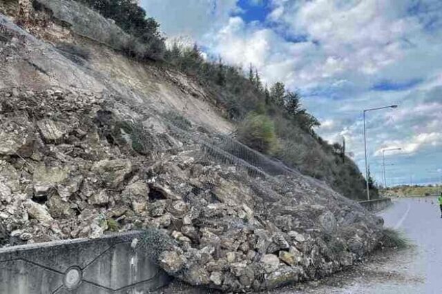 Ιωάννινα: Κατέρρευσε τμήμα του βουνού στην Εγνατία οδό – Διακόπηκε η κυκλοφορία