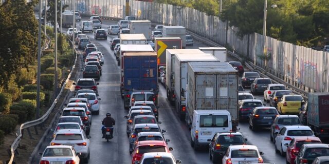 Κηφισός: Ανατροπή νταλίκας – Μποτιλιάρισμα στο ρεύμα προς Λαμία