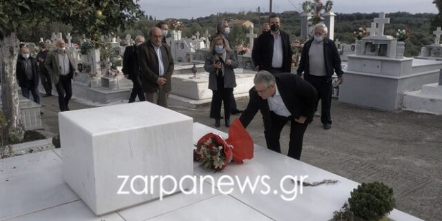 Κουτσούμπας: Επισκέφθηκε τον τάφο του Μίκη Θεοδωράκη στα Χανιά