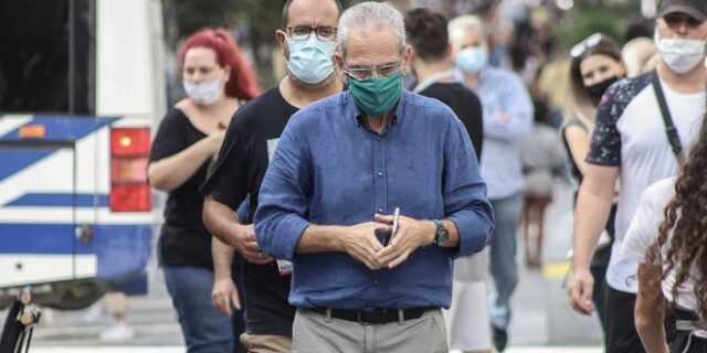 Κορονοϊός: Οι ειδικοί ζητούν αυστηρά μέτρα με υποχρέωση μάσκας