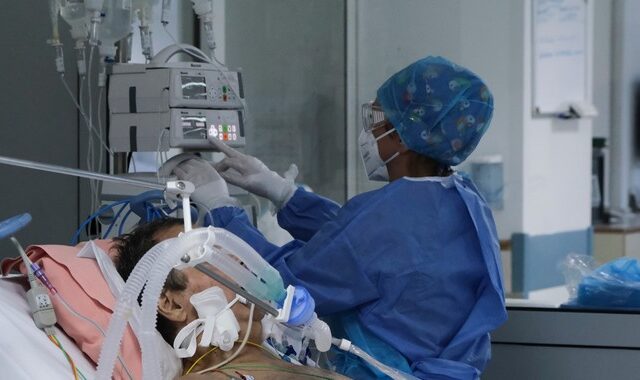 Καπραβέλος: “Πολλοί ασθενείς non Covid πέθαναν στο δεύτερο κύμα περιμένοντας χειρουργείο”