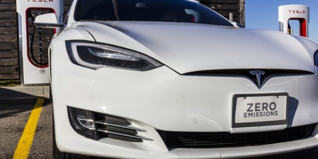 Εκατοντάδες οδηγοί Tesla έμειναν κλειδωμένοι έξω από τα οχήματά τους