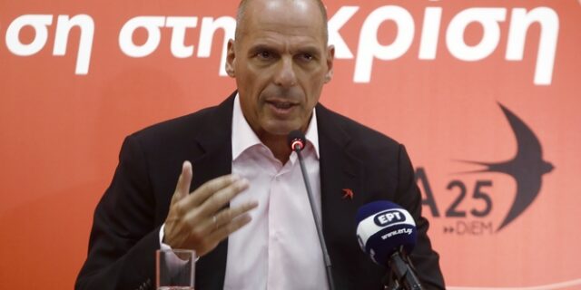 Βαρουφάκης: Η κυβέρνηση έχει σηκώσει τα χέρια ψηλά στο θέμα της πανδημίας