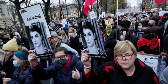 Πολωνία: Διαδηλώσεις υπέρ των αμβλώσεων μετά τον θάνατο εγκύου