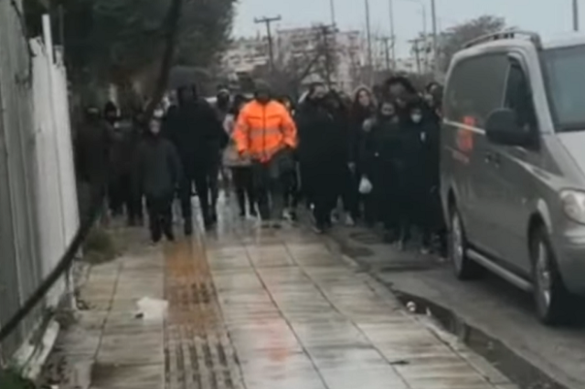 Γυναικοκτονία στην Αλεξανδρούπολη: Διαμαρτυρία για τη βία κατά των γυναικών στην κηδεία της 29χρονης