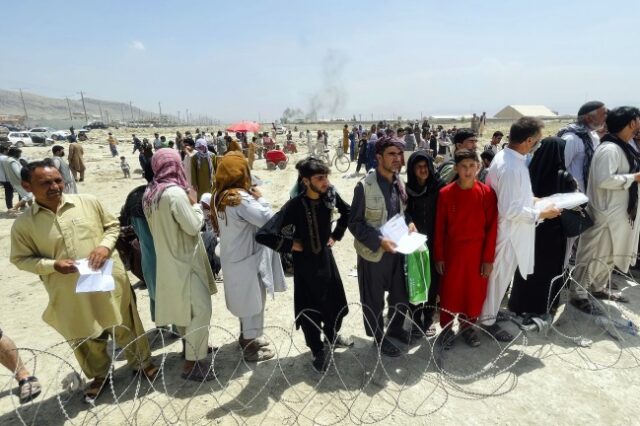 Βρετανία: “Χαοτική και δυσλειτουργική” η απομάκρυνση Αφγανών από την Καμπούλ