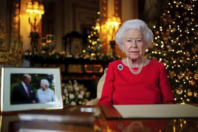 Βασίλισσα Ελισάβετ: Το μήνυμα για τα Χριστούγεννα και η συγκινητική αναφορά στον πρίγκιπα Φίλιππο