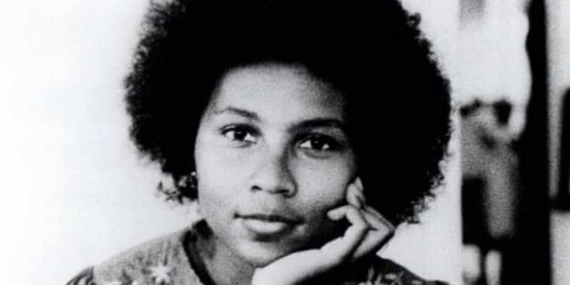 Πέθανε η συγγραφέας και φεμινίστρια bell hooks