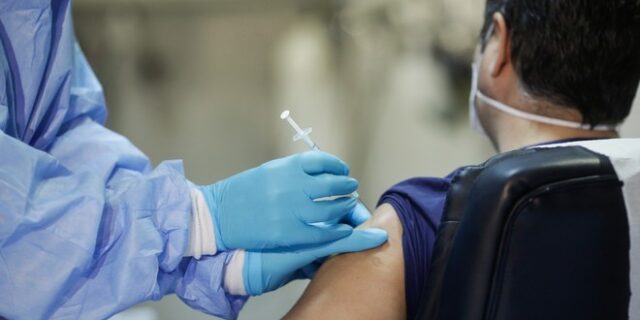Μετάλλαξη Όμικρον: Λιγότερο αποτελεσματικό το εμβόλιο Pfizer – Χρειάζεται τρίτη δόση