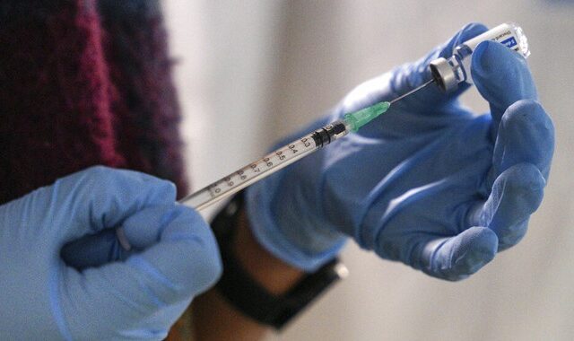 Μετάλλαξη Όμικρον: Πόσο αποτελεσματική είναι η τέταρτη δόση του εμβολίου