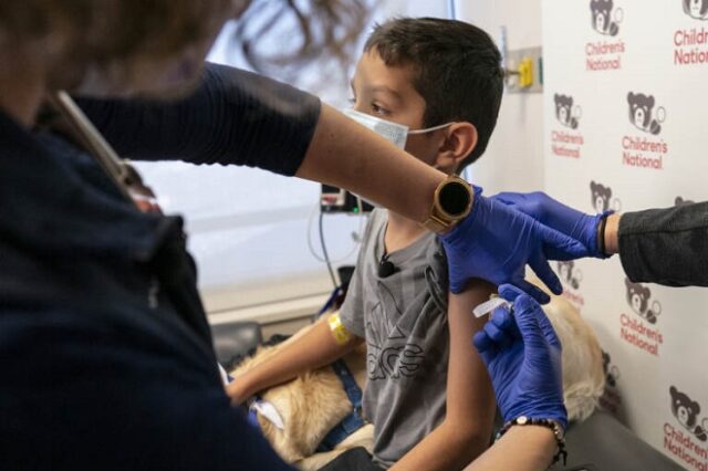 Χρούσος: Να εμβολιαστούν τα παιδιά – Το σύνδρομο από το οποίο κινδυνεύουν αν κολλήσουν κορονοϊό