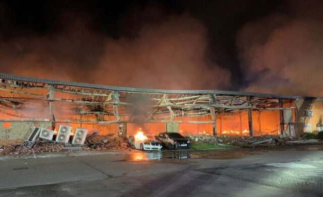 Βρετανία: Μεγάλη φωτιά σε αποθήκη στο Γουλβερχάμπτον