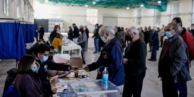 Εκλογές ΚΙΝΑΛ: Μεγάλη η προσέλευση – Ψήφισαν Ανδρουλάκης και Παπανδρέου