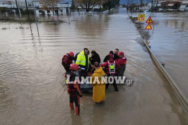 Κακοκαιρία: Εικόνες αποκάλυψης στη Λαμία – Σώζουν κόσμο με βάρκες και τρακτέρ