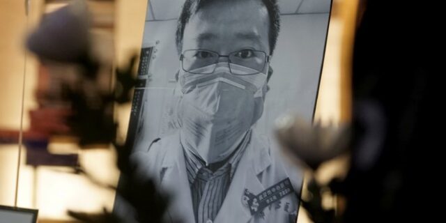 Λι Γουενλιάνγκ: Χιλιάδες μηνύματα στον νεκρό γιατρό που προσπάθησε να προειδοποιήσει για τον κορονοϊό