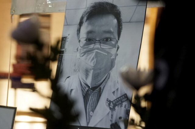 Λι Γουενλιάνγκ: Χιλιάδες μηνύματα στον νεκρό γιατρό που προσπάθησε να προειδοποιήσει για τον κορονοϊό