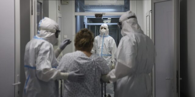 Αρχίζει η πίεση της Όμικρον – Αύξηση κατά 40% στις νοσηλείες την Τρίτη
