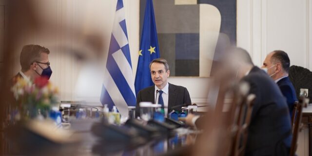 Νέα μέτρα: Στο τραπέζι ακόμη και “lockdown” για ανεμβολίαστους