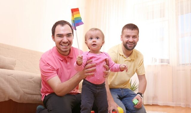 Ευρωπαϊκό Δικαστήριο: Τα ομόφυλα ζευγάρια με παιδιά πρέπει να αναγνωρίζονται ως οικογένεια