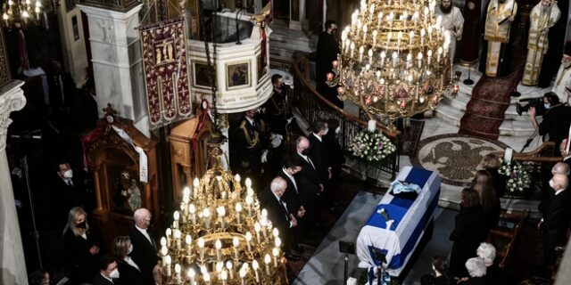 Κάρολος Παπούλιας: Αυτήν την ώρα η κηδεία του – Στα Ιωάννινα την Πέμπτη η ταφή του