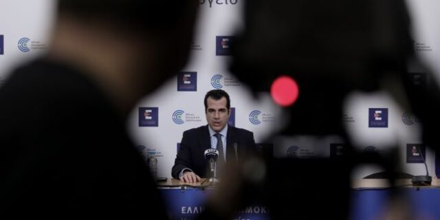 “Τρέχει” πίσω από τη μετάλλαξη Όμικρον η κυβέρνηση