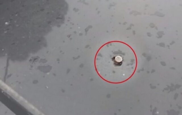 Αιγάλεω: Αδέσποτη σφαίρα βρέθηκε καρφωμένη στην οροφή ΙΧ