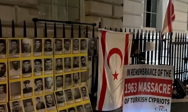 Τουρκοκύπριοι κρέμασαν σημαία του ψευδοκράτους στην Κυπριακή πρεσβεία στο Λονδίνο