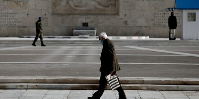 Συνταξιούχοι: Ψυχρολουσία με τα αναδρομικά από τον επανυπολογισμό συντάξεων