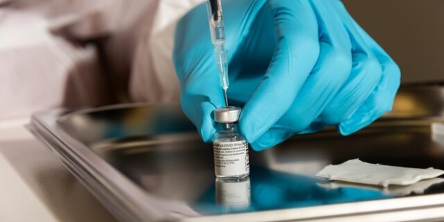 Εμβόλιο κορονοϊου: Τρίτη δόση στους 3 μήνες μετά τη δεύτερη για τους 18 και άνω