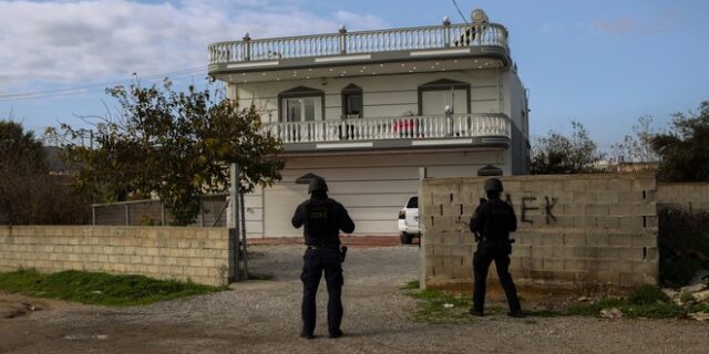 Έφοδος των ΕΚΑΜ στο Ζεφύρι: Βρέθηκαν ναρκωτικά, όχι όμως όπλα