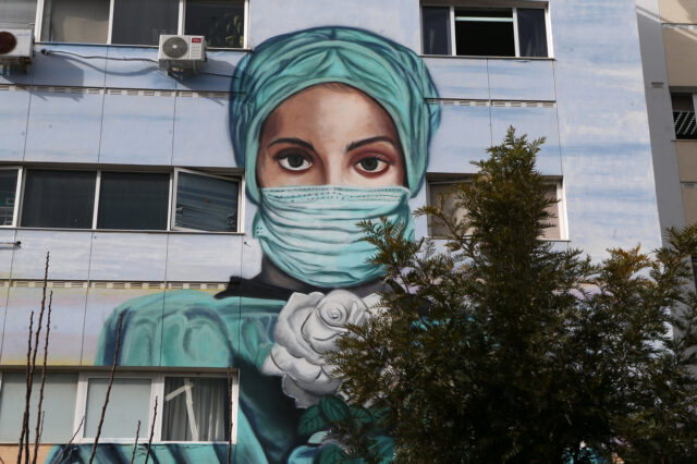 Εντυπωσιακή τοιχογραφία στο “Τζάνειο” τιμά τους ήρωες της πανδημίας