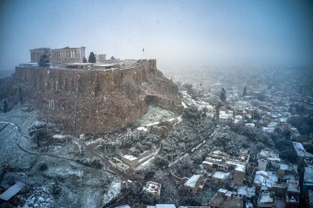 Εντυπωσιακό βίντεο: Η Ακρόπολη “ντυμένη” στα λευκά από ψηλά