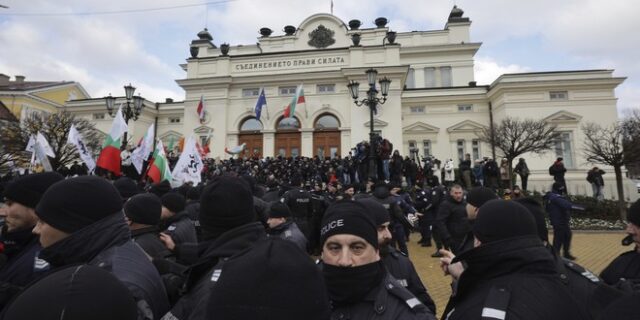 Βουλγαρία: Αντιεμβολιαστές διαδηλωτές επιχείρησαν να μπουν στο κοινοβούλιο