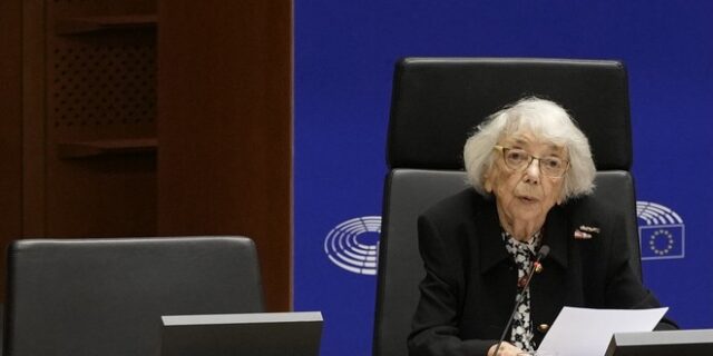 100χρονη επιζώσα του Ολοκαυτώματος κατακεραυνώνει τους αντιεμβολιαστές για τη χρήση του “εβραϊκού κίτρινου αστεριού”