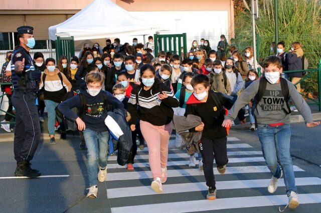 Γαλλία: Χαλαρώνουν τα πρωτόκολλα στα σχολεία, παρά την έξαρση κρουσμάτων