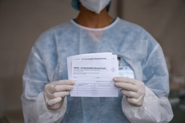 ΗΠΑ: Δυο νοσηλεύτριες κατηγορούνται για πώληση πλαστών πιστοποιητικών εμβολιασμού