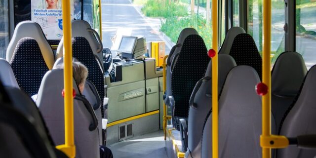 Βρετανία: Απέλυσαν μια από τις πρώτες γυναίκες οδηγούς λεωφορείων επειδή είναι “κοντή”